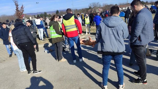 ДЕМОНСТРАНТИ У НИШУ НА 100 ДАНА ОД ПОГИБИЈЕ 15 ЉУДИ НАПРАВИЛИ ВЕСЕЉЕ: Музика, прасе, котлић (ВИДЕО) ДЕМОНСТРАНТИ У НИШУ НА 100 ДАНА ОД ПОГИБИЈЕ 15 ЉУДИ НАПРАВИЛИ ВЕСЕЉЕ: Музика, прасе, котлић (ВИДЕО)