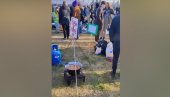 STO DANA TIŠINE: Demonstranti uz kotlić i muziku oplakuju žrtve u Novom Sadu (VIDEO) STO DANA TIŠINE: Demonstranti uz kotlić i muziku oplakuju žrtve u Novom Sadu (VIDEO)