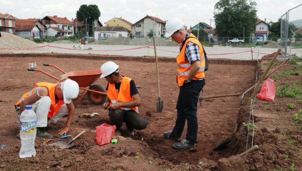 МАЛИ ВОДИЧ КРОЗ ПРАИСТОРИЈУ ПАРАЋИНА: У припреми књига-каталог аутора Весне Вучковић и Војислава Филиповића (ФОТО) МАЛИ ВОДИЧ КРОЗ ПРАИСТОРИЈУ ПАРАЋИНА: У припреми књига-каталог аутора Весне Вучковић и Војислава Филиповића (ФОТО)