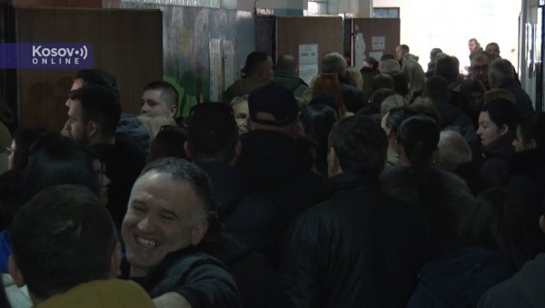 ВЕЛИКА ЗАИНТЕРЕСОВАНОСТ БИРАЧА: Гужве у послеподневним сатима на бирачким местима у Штрпцу (ВИДЕО) ВЕЛИКА ЗАИНТЕРЕСОВАНОСТ БИРАЧА: Гужве у послеподневним сатима на бирачким местима у Штрпцу (ВИДЕО)