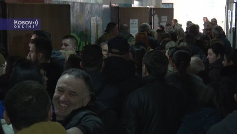 VELIKA ZAINTERESOVANOST BIRAČA: Gužve u poslepodnevnim satima na biračkim mestima u Štrpcu (VIDEO) VELIKA ZAINTERESOVANOST BIRAČA: Gužve u poslepodnevnim satima na biračkim mestima u Štrpcu (VIDEO)