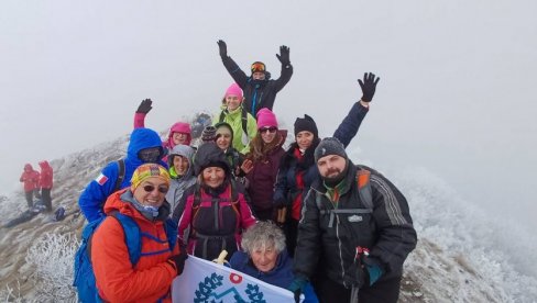 JUNAČKO SRCE PARAĆINACA: Planinari savladali Veliki krš na minus 9 (FOTO) JUNAČKO SRCE PARAĆINACA: Planinari savladali Veliki krš na minus 9 (FOTO)