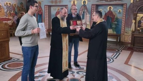 DAR VERNICIMA SPC U NEMAČKOJ: Čestica moštiju Svetih surduličkih mučenika poklonjena crkvi u Hamburgu DAR VERNICIMA SPC U NEMAČKOJ: Čestica moštiju Svetih surduličkih mučenika poklonjena crkvi u Hamburgu