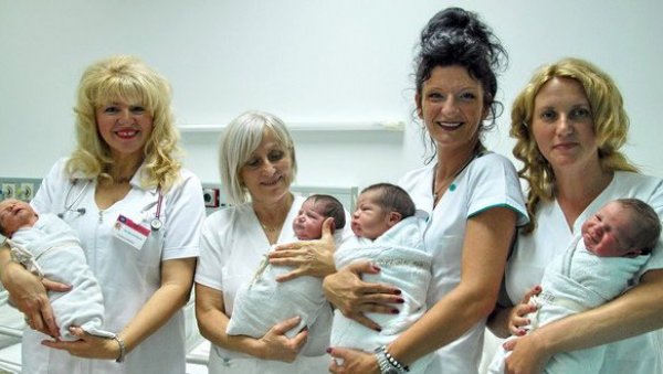ЧЕТРНАЕСТ БЕБА ЗА НЕДЕЉУ ДАНА: Није рекорд, али лепе вести стижу из Зрењанина ЧЕТРНАЕСТ БЕБА ЗА НЕДЕЉУ ДАНА: Није рекорд, али лепе вести стижу из Зрењанина