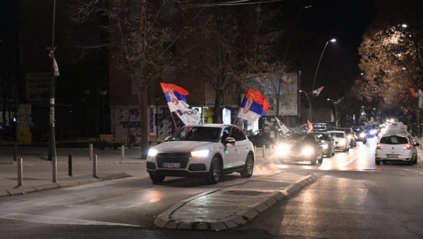 ВИЈОРЕ СЕ ТРОБОЈКЕ, ЧУЈУ СЕ СИРЕНЕ: Овако се славило на улицама Косовске Митровице (ВИДЕО) ВИЈОРЕ СЕ ТРОБОЈКЕ, ЧУЈУ СЕ СИРЕНЕ: Овако се славило на улицама Косовске Митровице (ВИДЕО)