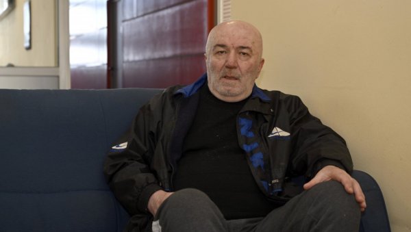 ИЗАШАО У ТРГОВИНУ ПА ОСТАО БЕЗ ДОМА: Борислав Бркић (69) тврди да је на превару избачен из породичне куће у Корушкој улици у Земуну ИЗАШАО У ТРГОВИНУ ПА ОСТАО БЕЗ ДОМА: Борислав Бркић (69) тврди да је на превару избачен из породичне куће у Корушкој улици у Земуну