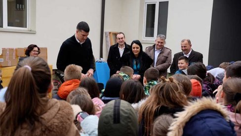 UZ OPREMU, UKORO I SALA: Dragoceni darovi lozničkoj OŠ Dositej Obradović UZ OPREMU, UKORO I SALA: Dragoceni darovi lozničkoj OŠ Dositej Obradović