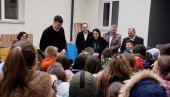 УЗ ОПРЕМУ, УКОРО И САЛА: Драгоцени дарови лозничкој ОШ Доситеј Обрадовић УЗ ОПРЕМУ, УКОРО И САЛА: Драгоцени дарови лозничкој ОШ Доситеј Обрадовић