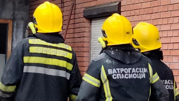 ПОВРЕЂЕНА ДЕВОЈКА ПРЕБАЧЕНА У БОЛНИЦУ: Избио пожар у стану у Новом Саду ПОВРЕЂЕНА ДЕВОЈКА ПРЕБАЧЕНА У БОЛНИЦУ: Избио пожар у стану у Новом Саду