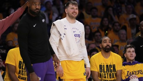 KAKAV POTEZ LEJKERSA! Svaki navijač koji je došao na debi Luke Dončića dobio nesvakidašnji poklon KAKAV POTEZ LEJKERSA! Svaki navijač koji je došao na debi Luke Dončića dobio nesvakidašnji poklon