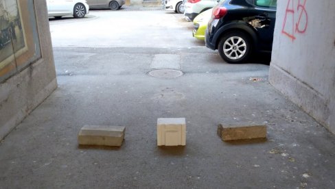 STOP ZA VOZAČE: Stanari betonskim opekama štite parking u dvorištu zgrade STOP ZA VOZAČE: Stanari betonskim opekama štite parking u dvorištu zgrade