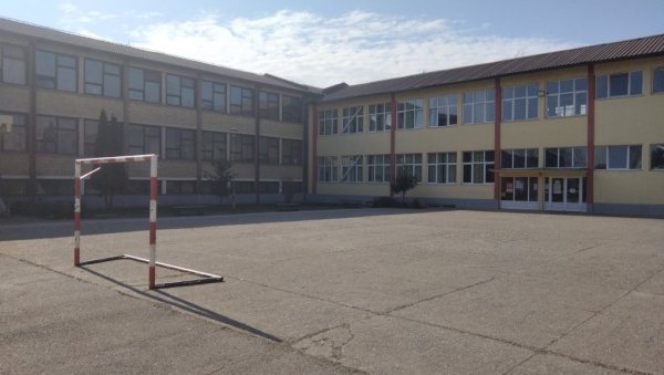 УЧЕНИК ПОТЕГАО „БИБЕР СПРЕЈ“: Инцидент у краљевачкој школи УЧЕНИК ПОТЕГАО „БИБЕР СПРЕЈ“: Инцидент у краљевачкој школи