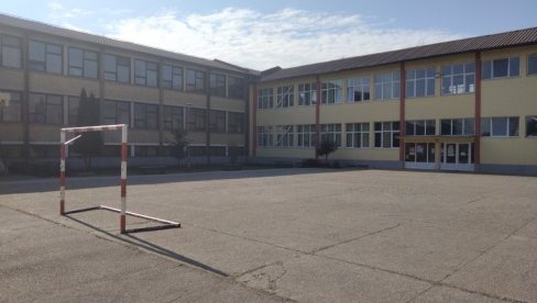 UČENIK POTEGAO „BIBER SPREJ“: Incident u kraljevačkoj školi UČENIK POTEGAO „BIBER SPREJ“: Incident u kraljevačkoj školi