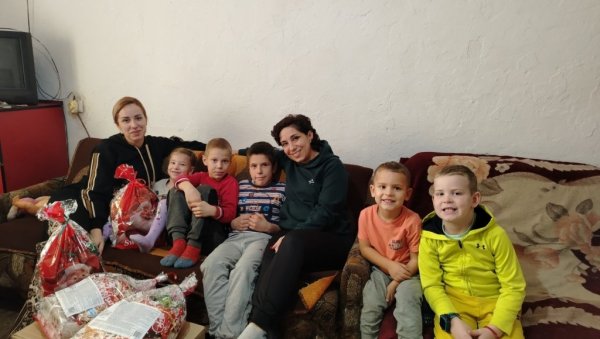 ЧЕТИРИ ЈУНАКИЊЕ ИЗ ЛУЧАНА: Маријана, Ивана и Слађана одвајају средства од плата, а Марија од пензије, за пакете хране, кућне хемије... ЧЕТИРИ ЈУНАКИЊЕ ИЗ ЛУЧАНА: Маријана, Ивана и Слађана одвајају средства од плата, а Марија од пензије, за пакете хране, кућне хемије...