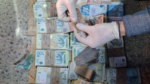 ПРЕТЕЋИ ПИШТОЉЕМ ИЗ ПОШТЕ ОДНЕО 1,6 МИЛИОНА ДИНАРА: Ухапшен осумњичени за разбојништво ПРЕТЕЋИ ПИШТОЉЕМ ИЗ ПОШТЕ ОДНЕО 1,6 МИЛИОНА ДИНАРА: Ухапшен осумњичени за разбојништво