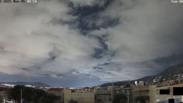 ЗАСТРАШУЈУЋИ ПРИЗОР НА НЕБУ ИЗНАД ГРЧКЕ: Светлост обасјава грчку престоницу и нестаје у ноћи (ВИДЕО) ЗАСТРАШУЈУЋИ ПРИЗОР НА НЕБУ ИЗНАД ГРЧКЕ: Светлост обасјава грчку престоницу и нестаје у ноћи (ВИДЕО)