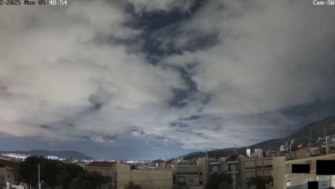 ZASTRAŠUJUĆI PRIZOR NA NEBU IZNAD GRČKE: Svetlost obasjava grčku prestonicu i nestaje u noći (VIDEO) ZASTRAŠUJUĆI PRIZOR NA NEBU IZNAD GRČKE: Svetlost obasjava grčku prestonicu i nestaje u noći (VIDEO)