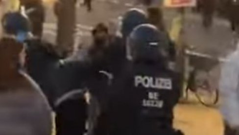 BRUTALNO: Pogledajte kako se nemačka policija obračunava sa demonstrantima (VIDEO) BRUTALNO: Pogledajte kako se nemačka policija obračunava sa demonstrantima (VIDEO)