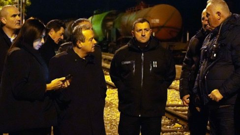 PREVRNUO SE VAGON SA SUMPORNOM KISELINOM U VRČINU: Nema povređenih ni opasnosti po životnu sredinu (VIDEO/FOTO) PREVRNUO SE VAGON SA SUMPORNOM KISELINOM U VRČINU: Nema povređenih ni opasnosti po životnu sredinu (VIDEO/FOTO)