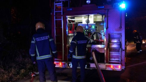 VATRA BUKNULA U POSLOVNOM OBJEKTU U BEOČINU: Vatrogasci odmah izašli na teren VATRA BUKNULA U POSLOVNOM OBJEKTU U BEOČINU: Vatrogasci odmah izašli na teren