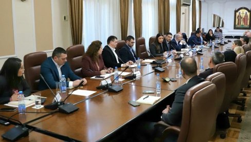 UČINIĆEMO SVE DA PRONAĐEMO REŠENJE ZA SVAKOG ČOVEKA Ministarka Mesarović sa niškim predstavnicima kompanija o rešavanju pitanja Benetona UČINIĆEMO SVE DA PRONAĐEMO REŠENJE ZA SVAKOG ČOVEKA Ministarka Mesarović sa niškim predstavnicima kompanija o rešavanju pitanja Benetona