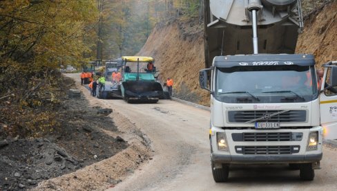 PUTEVI ŽIVOT ZNAČE: Obnova putne infrastrukture u Kraljevu na listi prioritetnih zadatka PUTEVI ŽIVOT ZNAČE: Obnova putne infrastrukture u Kraljevu na listi prioritetnih zadatka