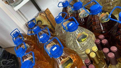 UŽIČKA POLICIJA ZAPLENILA 5.000 LITARA RAKIJE: Iz podruma u zlatiborske lokale UŽIČKA POLICIJA ZAPLENILA 5.000 LITARA RAKIJE: Iz podruma u zlatiborske lokale