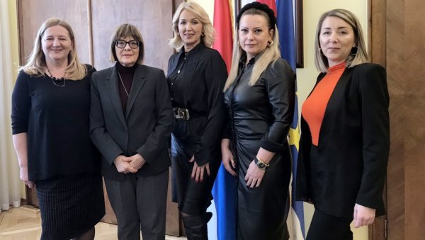 ПОДРШКА ЖЕНСКОМ ПРЕДУЗЕТНИШТВУ: Председница Покрајинске владе разговарала са предузетницама ПОДРШКА ЖЕНСКОМ ПРЕДУЗЕТНИШТВУ: Председница Покрајинске владе разговарала са предузетницама