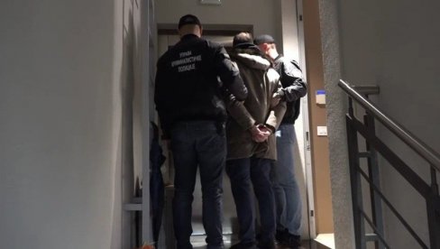 POGLEDAJTE SNIMAK HAPŠENJA ALEKSANDRA PAPIĆA: Iz stana na Vračaru ga izvukli sa lisicama na rukama (VIDEO) POGLEDAJTE SNIMAK HAPŠENJA ALEKSANDRA PAPIĆA: Iz stana na Vračaru ga izvukli sa lisicama na rukama (VIDEO)
