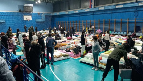 ВУЧЕВИЋ У ДОГОВОРУ СА ПРЕДСЕДНИКОМ ВУЧИЋЕМ: Обезбедио смештај студентима који се крећу ка Крагујевцу ВУЧЕВИЋ У ДОГОВОРУ СА ПРЕДСЕДНИКОМ ВУЧИЋЕМ: Обезбедио смештај студентима који се крећу ка Крагујевцу