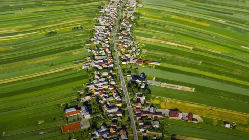 CELO SELO - JEDNA ULICA: Duga devet kilometara, u njoj živi 6.000 ljudi (FOTO/VIDEO) CELO SELO - JEDNA ULICA: Duga devet kilometara, u njoj živi 6.000 ljudi (FOTO/VIDEO)