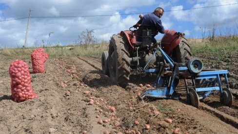 PRAVILNA UPOTREBA PESTICIDA: Obuka za ratare, voćare i povratare u Privrednoj komori Kraljevo PRAVILNA UPOTREBA PESTICIDA: Obuka za ratare, voćare i povratare u Privrednoj komori Kraljevo