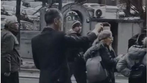 EDVARD DŽOZEF NA PROTESTU U BEOGRADU: Šiptarski lobista i Sorošev plaćenik pravi selfi (VIDEO) EDVARD DŽOZEF NA PROTESTU U BEOGRADU: Šiptarski lobista i Sorošev plaćenik pravi selfi (VIDEO)