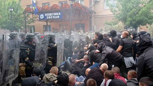 СПАСИЋУ КАЗНА ОД ДЕСЕТ ХИЉАДА ЕВРА: Пресуда још једном Србину за догађаје испред општине Звечан СПАСИЋУ КАЗНА ОД ДЕСЕТ ХИЉАДА ЕВРА: Пресуда још једном Србину за догађаје испред општине Звечан