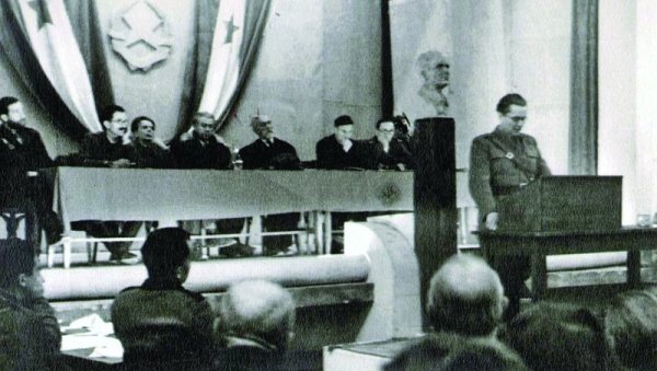 ПРИСАЈЕДИЊЕЊЕ СА МАТИЦОМ: Формирање републике Србије као федерације и прикључење Војводине ПРИСАЈЕДИЊЕЊЕ СА МАТИЦОМ: Формирање републике Србије као федерације и прикључење Војводине