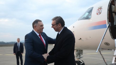 VUČIĆ DOPUTOVAO U BANJALUKU, DOČEKAO GA DODIK: Naš narod uvek je bio i uvek će biti zajedno - u slozi VUČIĆ DOPUTOVAO U BANJALUKU, DOČEKAO GA DODIK: Naš narod uvek je bio i uvek će biti zajedno - u slozi