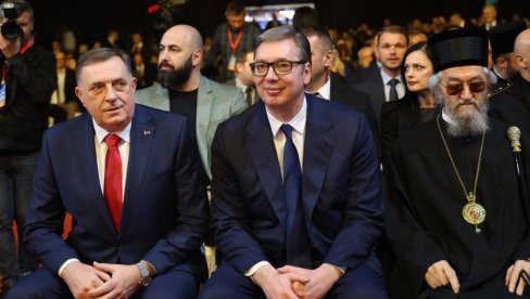 JAVITE SRPSKOJ DA JE VOLIM! JAVITE MOJOJ SRBIJI DA JE VOLIM VIŠE OD ŽIVOTA Snažne Vučićeve poruke u Banjaluci JAVITE SRPSKOJ DA JE VOLIM! JAVITE MOJOJ SRBIJI DA JE VOLIM VIŠE OD ŽIVOTA Snažne Vučićeve poruke u Banjaluci