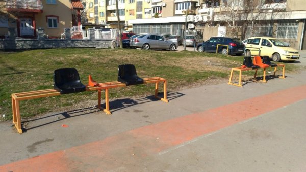 ВАНДАЛИ НЕ МИРУЈУ: На баскет-терену уништена половина столица ВАНДАЛИ НЕ МИРУЈУ: На баскет-терену уништена половина столица