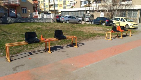 VANDALI NE MIRUJU: Na basket-terenu uništena polovina stolica VANDALI NE MIRUJU: Na basket-terenu uništena polovina stolica