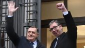 MOĆNE PORUKE PREDSEDNIKA VUČIĆA I DODIKA SRPSKOM NARODU: Naše veze su sve snažnije, ne ugrožavamo nikog drugog (VIDEO) MOĆNE PORUKE PREDSEDNIKA VUČIĆA I DODIKA SRPSKOM NARODU: Naše veze su sve snažnije, ne ugrožavamo nikog drugog (VIDEO)