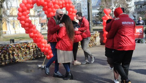 POLJUPCI ZA PRAZNIK LJUBAVI: U Vrnjačkoj Banji održano tradicionalno nadmetanje u ljubljenju POLJUPCI ZA PRAZNIK LJUBAVI: U Vrnjačkoj Banji održano tradicionalno nadmetanje u ljubljenju