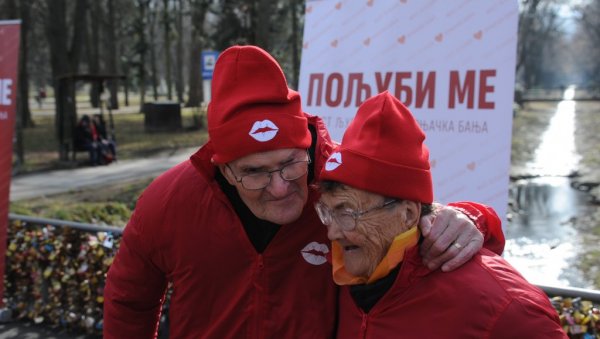 ЉУБАВ НЕ ПРИЗНАЈЕ ГОДИНЕ: Нада Дуњић (93) и Драгољуб Манџукић (95) најстарији учесници манифестације „Пољуби ме“ (ФОТО) ЉУБАВ НЕ ПРИЗНАЈЕ ГОДИНЕ: Нада Дуњић (93) и Драгољуб Манџукић (95) најстарији учесници манифестације „Пољуби ме“ (ФОТО)