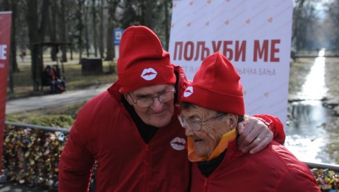 LJUBAV NE PRIZNAJE GODINE: Nada Dunjić (93) i Dragoljub Mandžukić (95) najstariji učesnici manifestacije „Poljubi me“ (FOTO) LJUBAV NE PRIZNAJE GODINE: Nada Dunjić (93) i Dragoljub Mandžukić (95) najstariji učesnici manifestacije „Poljubi me“ (FOTO)
