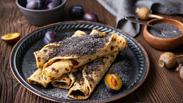 ФАНТАСТИЧНЕ ПАЛАЧИНКЕ СА МАКОМ И ШЉИВАМА: Комбинација укуса која ће вас одушевити ФАНТАСТИЧНЕ ПАЛАЧИНКЕ СА МАКОМ И ШЉИВАМА: Комбинација укуса која ће вас одушевити