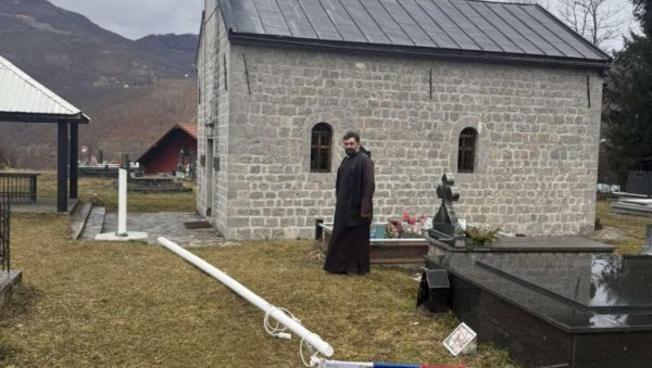 НАПАД НА СПЦ У ЦРНОЈ ГОРИ: Код Мојковца пререзан јарбол, поцепана и украдена црквена застава (ФОТО) НАПАД НА СПЦ У ЦРНОЈ ГОРИ: Код Мојковца пререзан јарбол, поцепана и украдена црквена застава (ФОТО)
