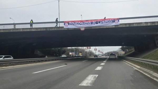ВОЈВОДИНА ЈЕ СРБИЈА Јасна прука пред скуп у Сремској Митровици ВОЈВОДИНА ЈЕ СРБИЈА Јасна прука пред скуп у Сремској Митровици