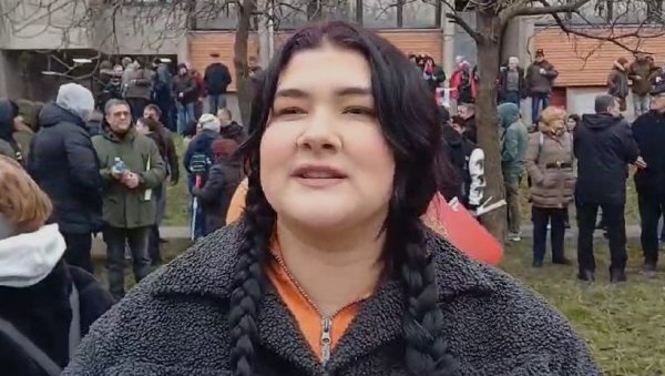 ОВДЕ СМО ДА ПОДРЖИМО ПРЕДСЕДНИКА ВУЧИЋА: Ивана са децом дошла на митинг у Митровицу (ВИДЕО) ОВДЕ СМО ДА ПОДРЖИМО ПРЕДСЕДНИКА ВУЧИЋА: Ивана са децом дошла на митинг у Митровицу (ВИДЕО)