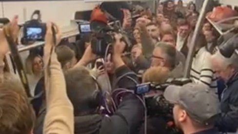ZAPEVAO I MINISTAR MALI: U vozu za Sremsku Mitrovicu ori se pesma Baje Malog Knindže (VIDEO) ZAPEVAO I MINISTAR MALI: U vozu za Sremsku Mitrovicu ori se pesma Baje Malog Knindže (VIDEO)