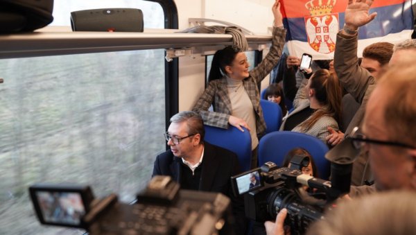 АЦО СРБИНЕ: Овако је Вучић дочекан у возу који иде за Сремску Митровицу (ВИДЕО) АЦО СРБИНЕ: Овако је Вучић дочекан у возу који иде за Сремску Митровицу (ВИДЕО)