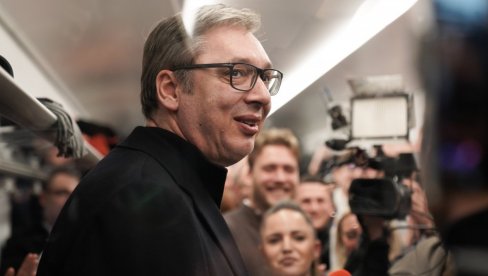 VUČIĆ VOZOM DO SREMSKE MITROVICE: Neće biti obojenih revolucija u Srbiji VUČIĆ VOZOM DO SREMSKE MITROVICE: Neće biti obojenih revolucija u Srbiji